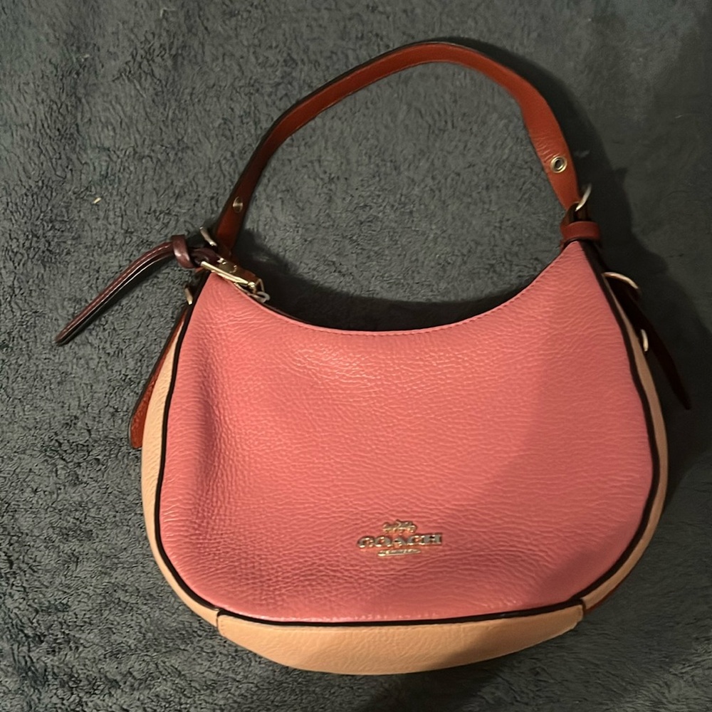 This is a REAL coach bag up for sale not scratch or scrapes on it only been worn